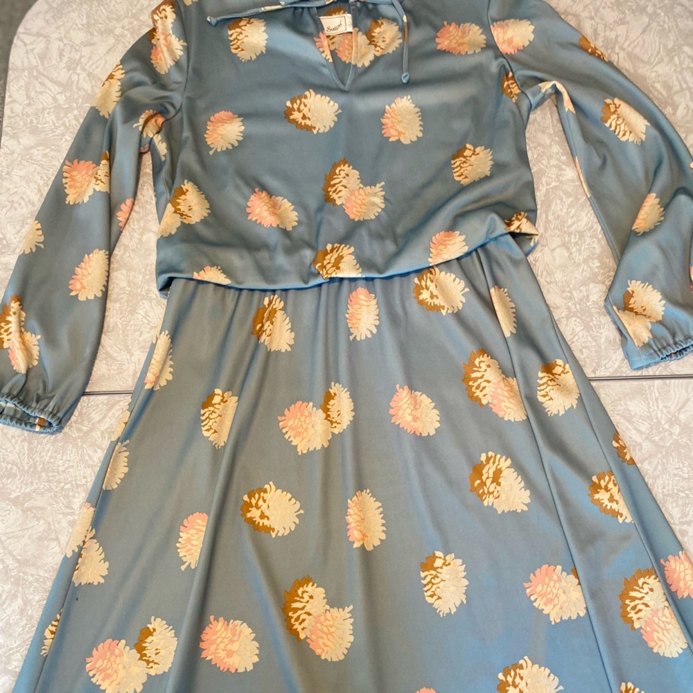 Vintage powder blue pine cone print dress in excellent condition. - Picture 11 of 11